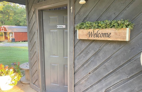 Scraper Cabin | Glamping Family Cabin - floating/fishing/golfing Illinois River near Tahlequah
