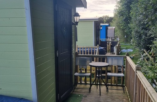 Llanfair Caereinion Ski Chalet | Glamping Hut - Sleeps 2, hot tub & parking