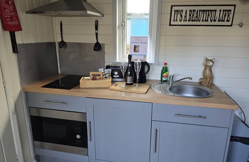 Llanfair Caereinion Cabin | Glamping Hut - Sleeps 2, hot tub & parking