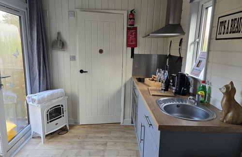 Llanfair Caereinion Cabin | Glamping Hut - Sleeps 2, hot tub & parking