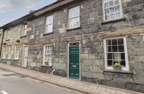 Maentwrog Cottage | GLAN DWYRYD, pet friendly, with open fire in Penrhyndeudraeth