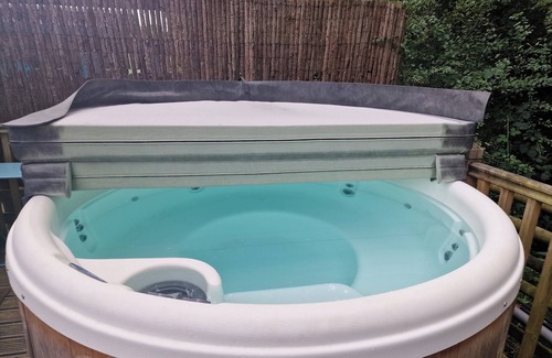 Llanfair Caereinion Cabin | Glan yr Afon Dau - Relax, Recuperate, Hot Tub