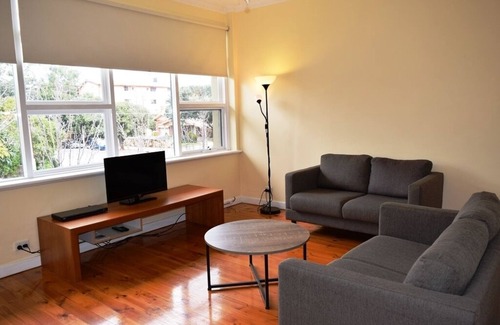 Glenelg Apartment | Glenelg Holiday Apartments - Ellis 200 m away from the Esplanade Glenelg