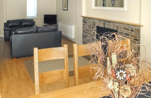 Bridgend House | Glynogwr Lodge