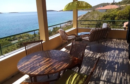 Milna Apartment | Goga,jedan od dva apartmana u kući sa vrtom u prvom redu do mora.