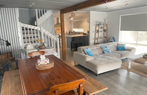 Golden Beach House | Golden Beachhouse - 5 mins from 90mile beach and shops