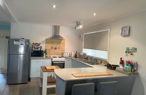 Golden Beach House | Golden Beachhouse - 5 mins from 90mile beach and shops