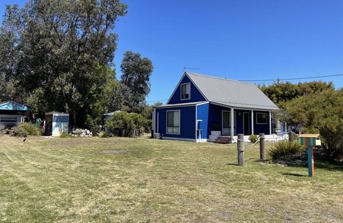 Golden Beach House | Golden Beachhouse - 5 mins from 90mile beach and shops