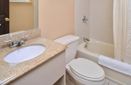 Danbury Hotel | Golden Hill Inn Danbury