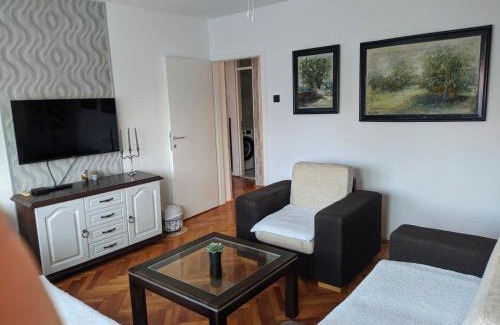 Nis Apartment | Golden lady