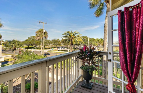 South Beach Street Historic District Resort | Golden Magnolia Marine
