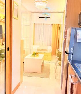 Legazpi Village Apartment | Goldleaf Suite at Red Residences with Balcony in Prime Makati Location