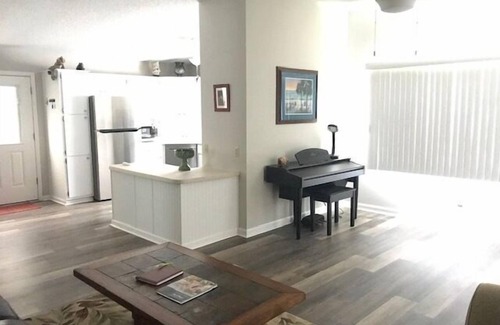 The Villages House | GOLF CART DARLING 2 BEDROOM CLOSE TO THE SPANISH SPRINGS SQUARE!