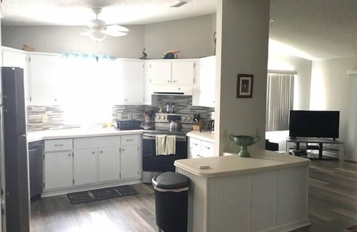 The Villages House | GOLF CART DARLING 2 BEDROOM CLOSE TO THE SPANISH SPRINGS SQUARE!