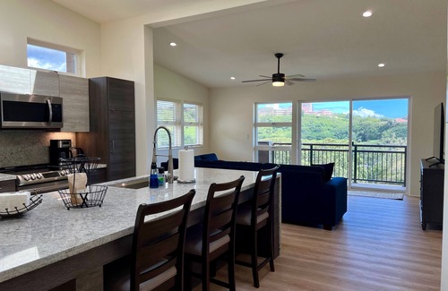 Moanalua House | GOLF COURSE LOCATION, HOME "E", CLEAN, GATED, NEAR JBPHH, AC, Free Parking, EVSE