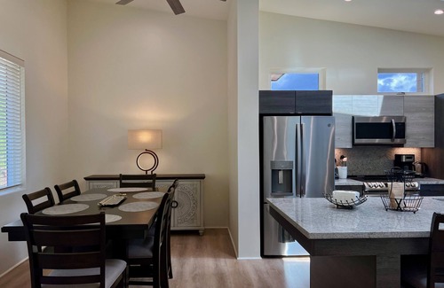 Moanalua House | GOLF COURSE LOCATION, HOME "E", CLEAN, GATED, NEAR JBPHH, AC, Free Parking, EVSE