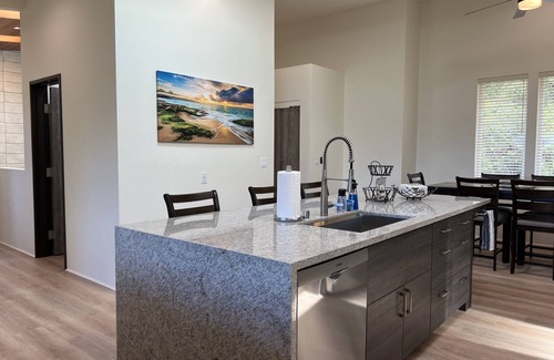 Moanalua House | GOLF COURSE LOCATION, HOME "E", CLEAN, GATED, NEAR JBPHH, AC, Free Parking, EVSE