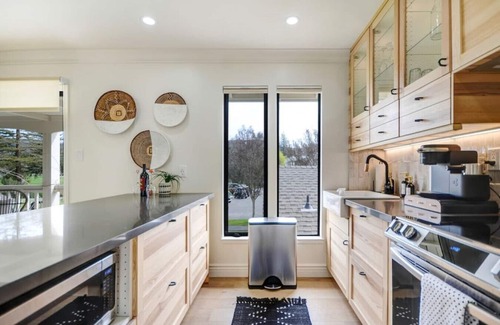 Napa Condo | Golf Course Views, Pool, King Bed & Balcony