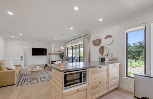 Napa Condo | Golf Course Views, Pool, King Bed & Balcony