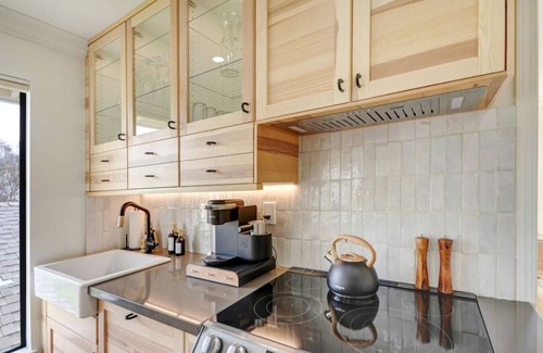 Napa Condo | Golf Course Views, Pool, King Bed & Balcony