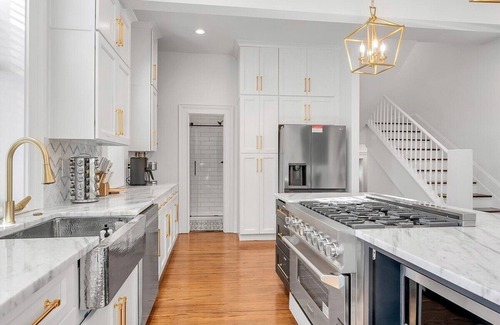 Lexington House | Golf Simulator | Hot Tub | Putting Green | Game Room |
