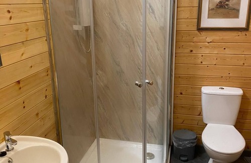 Tal-gareg Cabin | Golygfa- 1 Bedroom Lodge with lake views and Hot tub, West Wales
