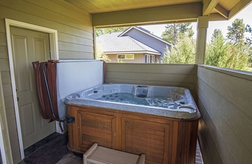 Three Rivers House | Gorgeous 5-Bedroom family friendly home with Hot Tub! Perfect for kids and pups!