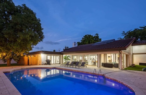 Hallandale Beach Villa | Gorgeous 6 BR Home /w Heated Pool & Golf View