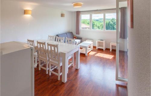 Cassen Apartment | Gorgeous Apartment In Cassen With Swimming Pool