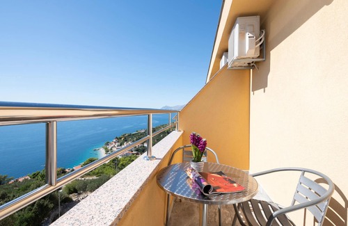 Bratus Apartment | Gorgeous apartment in Krvavica