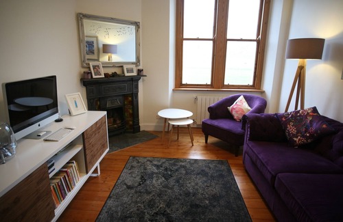 Gifford Apartment | Gorgeous Apartment with Stunning Views, Old Town. Family friendly.