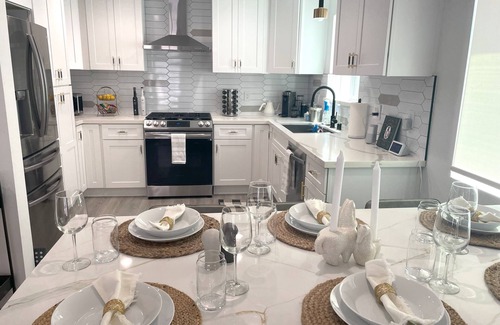 Harbor House | Gorgeous Exec Home - Don't miss it. Pristine, Tranquil, AC, parking, dog ok!