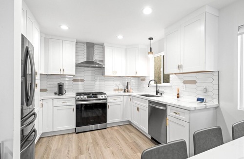 Harbor House | Gorgeous Exec Home - Don't miss it. Pristine, Tranquil, AC, parking, dog ok!