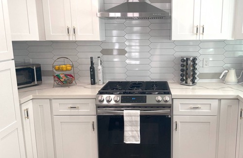 Harbor House | Gorgeous Exec Home - Don't miss it. Pristine, Tranquil, AC, parking, dog ok!