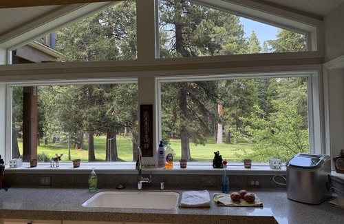 Lake Almanor West House | GORGEOUS FAMILY HOME ON LAW GOLF COURSE. 5 MINUTE WALK TO THE LAKE. SLEEPS 10