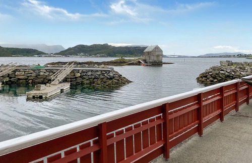 Heroy House | Gorgeous home in Leinøy with house sea view