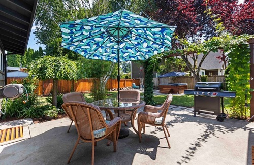 SeaTac House | Gorgeous home w/AC enjoy hot tub & amazing yard only minutes to SEATAC airport