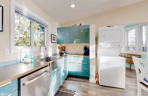 Nehalem House | Gorgeous home with a gas grill, kitchen, washer/dryer, patio, & gas fireplace