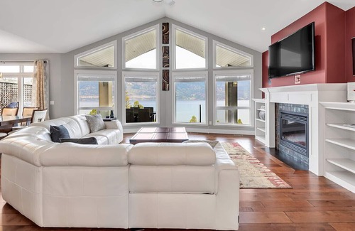 McKinley House | Gorgeous Kelowna Lakeview House with hot tub for Large Families