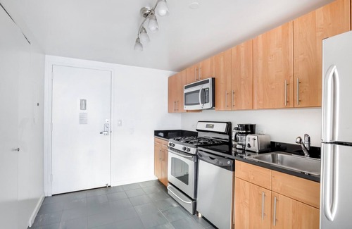 Hunters Point Apartment | Gorgeous LIC 1BR w/Doorman, Gym Pool & W/D, nr East River, by Blueground