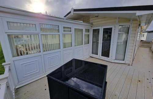 Skegness Cabin | Gorgeous Lodge With Decking At Southview Holiday Park In Skegness Ref 33093V