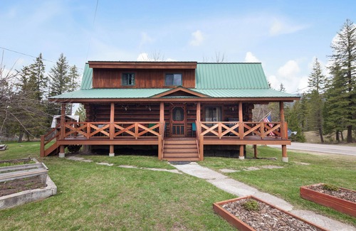 Martin City Cabin | Gorgeous Log Home 9 mi from West Glacier