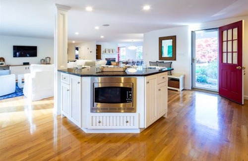 Chatham House | Gorgeous, Modern, Dog Friendly Chatham 4 Bedroom with Central AC