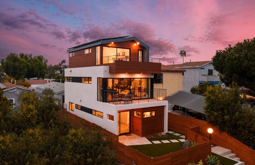 Stockton Apartment | Gorgeous Modern Studio Close to ALL Metro Areas