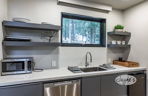 Minett Cottage | Gorgeous Muskoka masterpiece! Dockside cabana with bar!