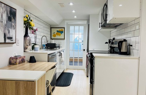 Upper Beaches Apartment | Gorgeous renovated 1 bedroom basement suite located in Toronto's upper beaches.