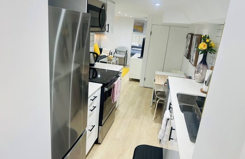 Upper Beaches Apartment | Gorgeous renovated 1 bedroom basement suite located in Toronto's upper beaches.