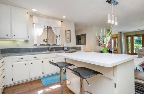 St. Helena Condo | Gorgeous Spacious 3-Bdrm En-Suite Condo W/HUGE Outdoor Patio