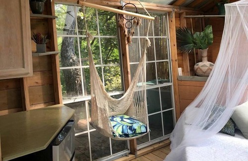 Willis Cabin | Gorgeous Tree House Rental with Lake Views for Glamping in Texas