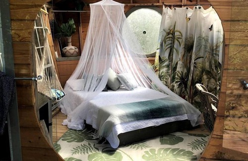 Willis Cabin | Gorgeous Tree House Rental with Lake Views for Glamping in Texas